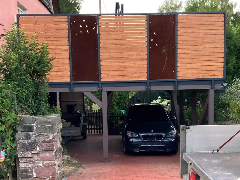 Carport (Sommerfoto)