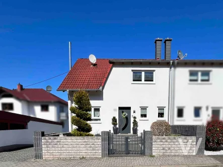 Ansicht - Haus kaufen in Neunkirchen - Familienfreundliche Doppelhaushälfte mit sonnigem Garten in Neunkirchen