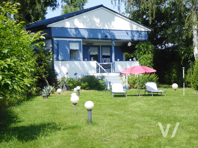 Ansicht - Haus kaufen in Saarbrücken - Reserviert! Traumhaftes Ferienhaus am Stockweiher mit Privatsteg und großem Grundstück