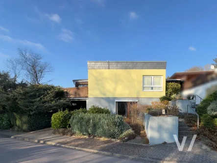 Ansicht - Haus kaufen in Saarbrücken - Bungalow mit Sonnenterrasse und Garten in beliebter Lage auf dem Saarbrücker Eschberg