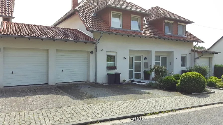 16685055511Ansicht.jpg - Haus kaufen in Überherrn -  Schöne, sehr gepflegte Doppelhaushälfte mit Balkon, Terrasse, Garage und 1 Stellplatz