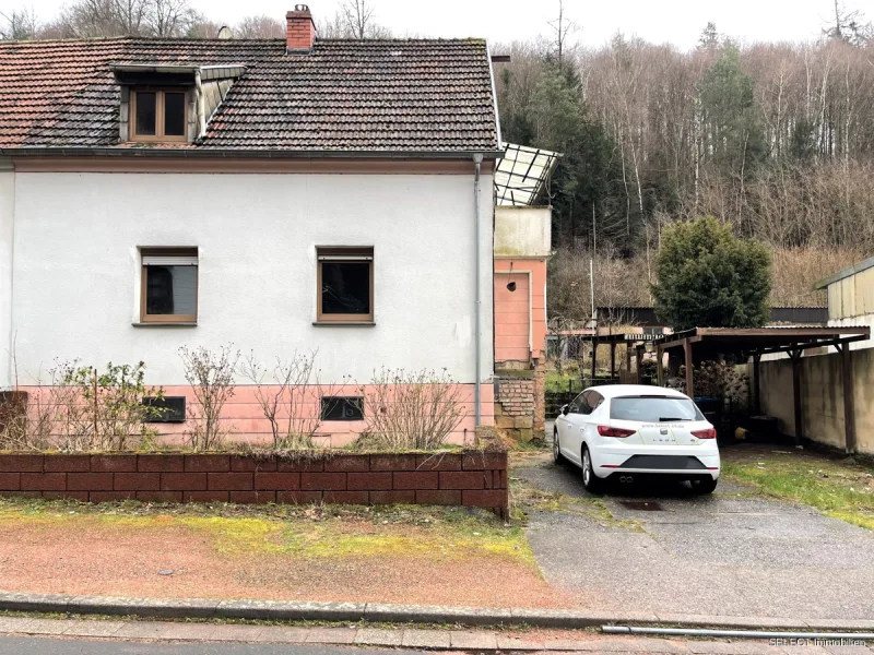 Frontansicht  - Haus kaufen in Blieskastel / Niederwürzbach - Aus Bankverwertung! Wohnhaus mit Garten in ruhiger Wohnlage, direkt am Niederwürzbacher Weiher.