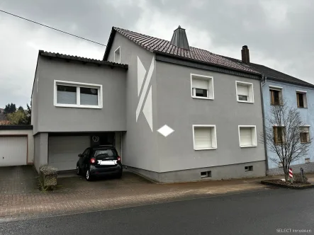 Ansicht - Haus kaufen in Spiesen-Elversberg - Ein- Zweifamilienhaus mit Garten und Garage