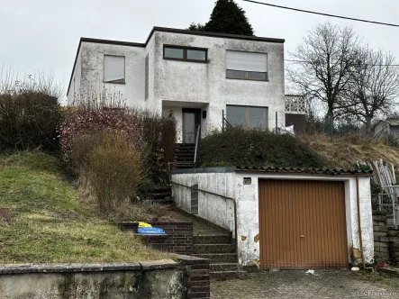 Ansicht - Haus kaufen in Schiffweiler - Wohnhaus in Höhenlage mit Garage und Garten