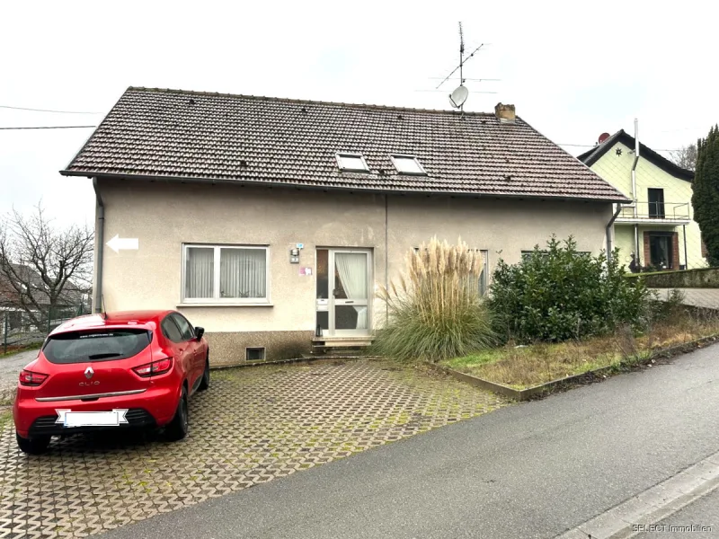 Ansicht - Haus kaufen in Saarwellingen / Schwarzenholz - Wohnhaus mit großem Grundstück und Garage in ruhiger Lage