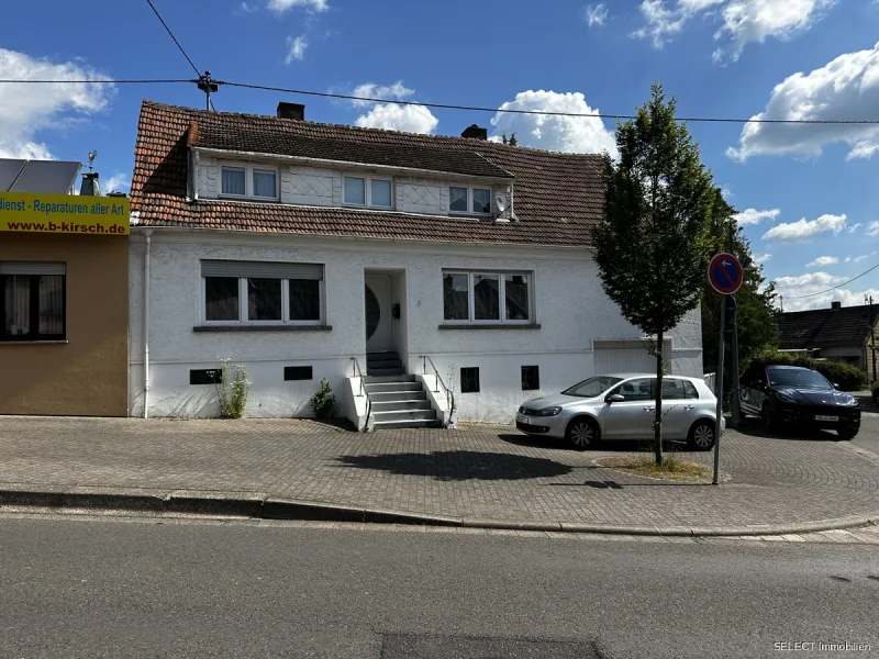 Ansicht - Haus kaufen in Schiffweiler - Wohnhaus in zentraler Lage mit großem Grundstück und Garage!