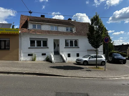 Ansicht - Haus kaufen in Schiffweiler - Wohnhaus in zentraler Lage mit großem Grundstück und Garage!