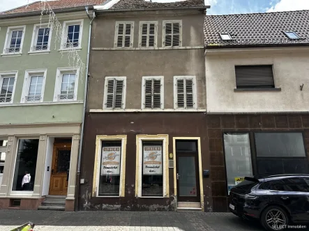 Ansicht - Haus kaufen in Alzey - Aus Insolvenzverwertung, renovierungsbedürftige  Historische Immobilie in der Fußgängerzone