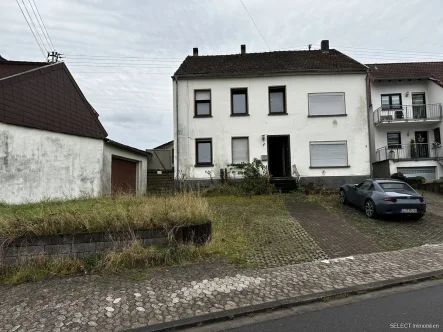 Ansicht beider angebauter Häuser - Haus kaufen in Schmelz - Freistehendes Wohnhaus mit Garage und großem Garten