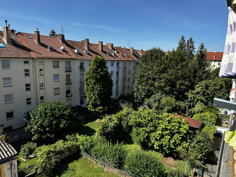 Blick vom Balkon auf Hinterhäuser