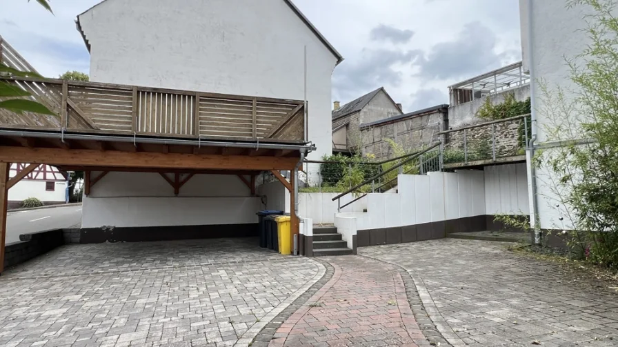 Hof mit Carport und Dachterrasse