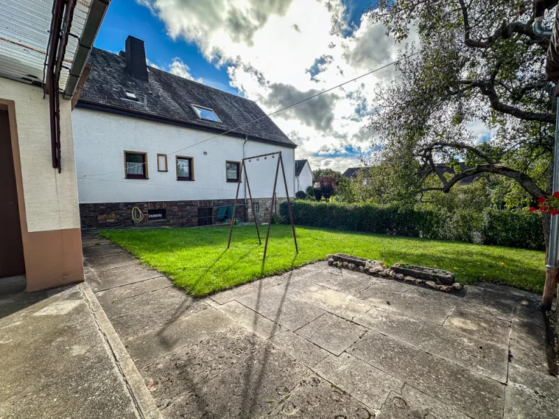 Terrasse und Garten im hinteren Bereich