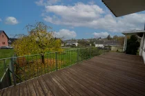 Großer Balkon mit Blick in den Garten