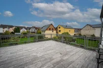 Großes Sonnendeck mit Blick auf das Grundstück im Hinterhaus