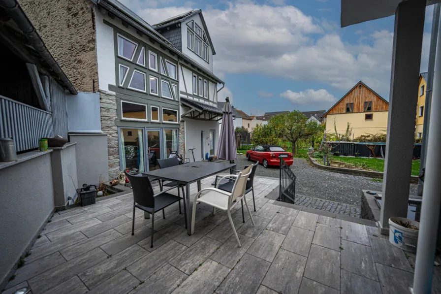 Terrasse mit Blick in den Hof und in den Garten