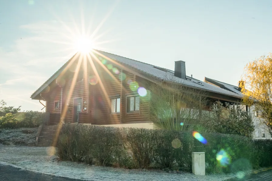 Hochwertiges Blockbohlenholzhaus aufgehellt