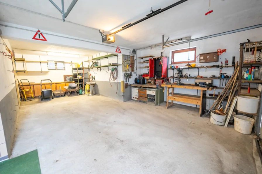 Große Garage mit Werkstatt