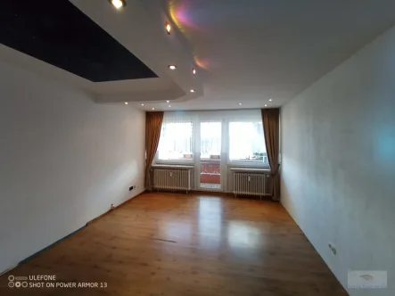 Wohnzimmer (2) - Wohnung kaufen in Lüdenscheid - SCHÖNE ERDGESCHOßWOHUNG im Mehrfamilienhaus, tolle Aussicht, OstSüdbalkon. große Gem.-Terrasse