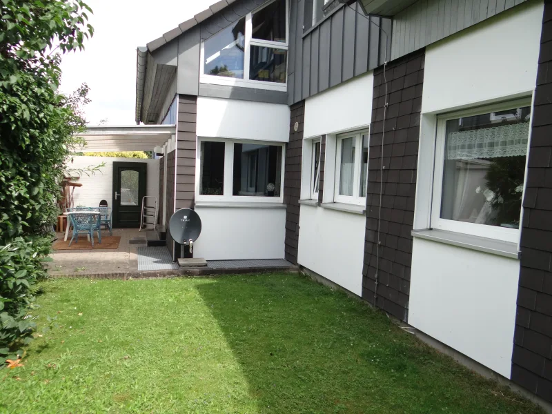 Garten mit Ansicht zweiter Terrasse - Wohnung kaufen in Odenthal - Schöne 4 Zimmer Eigentumswohnung mit Garten und Doppelgarage Preis ist verhandelbar!!