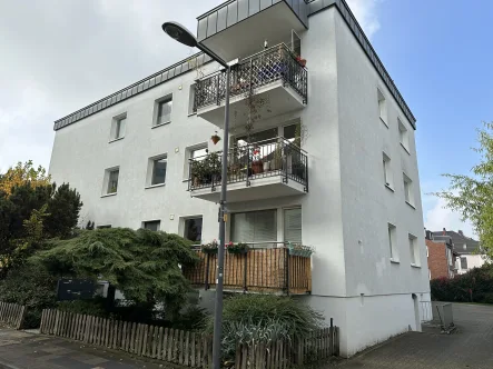 Hausansicht - Haus kaufen in Köln - Schönes Mehrfamilienhaus mit 12 Wohneinheiten und 10 Garagen