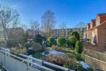 Ansicht vom Balkon über den Garten