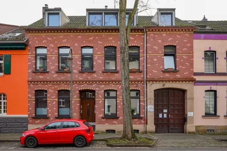 Titelbild - Haus kaufen in Düsseldorf - Wohnhaus + Gewerbefläche mit historischem Charme in Gerresheim. Berufliche Eigennutzung möglich.