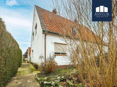 Herzlich willkommen! - Haus kaufen in Düsseldorf / Vennhausen - Charmantes Eckgrundstück mit großem Garten, vielseitigem Nebengebäude & Modernisierungspotenzial