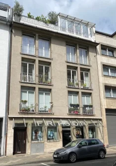 Straßenansicht - Haus kaufen in Düsseldorf - Ruhige Wohnlage mitten in Düsseldorf, mit Blick in Gartenoase