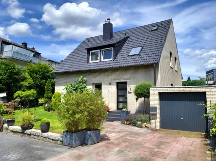 Hausansicht - Haus kaufen in Meerbusch/Büderich - FREISTEHENDES EINFAMILIENHAUS MIT GARAGE IN MEERBUSCH-BÜDERICH ZU VERKAUFEN...