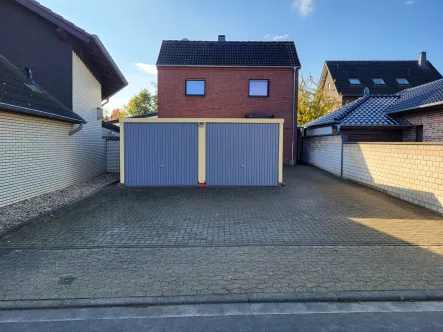 Doppelgarage - Haus kaufen in Bedburg/Kichtroisdorf - KLEINES HAUS MIT DOPPELGARAGE UND VIEL PLATZ IM GROSSEN GARTEN IN KIRCHTROISDORF ZU VERKAUFEN...