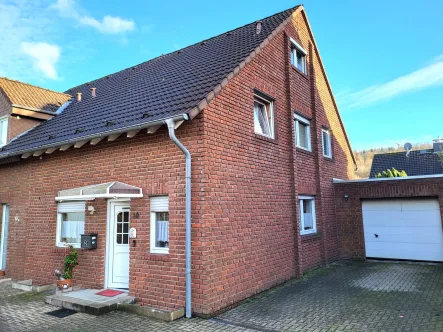 Hausansicht - Haus kaufen in Grevenbroich/Neuenhausen - DOPPELHAUSHÄLFTE MIT KELLER UND GARAGE IN RUHIGER LAGE VON GREVENBROICH-NEUENHAUSEN ZU VERKAUFEN...