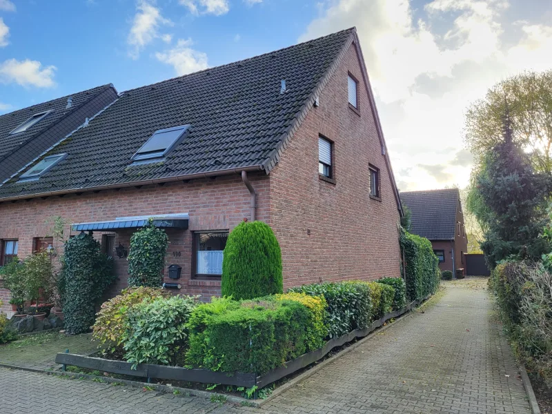 Hausansicht - Haus kaufen in Krefeld-Inrath/Kliedbruch - KLEINES REIHENENDHAUS MIT KELLER UND GARAGE IN RUHIGER LAGE VON KREFELD ZU VERKAUFEN...