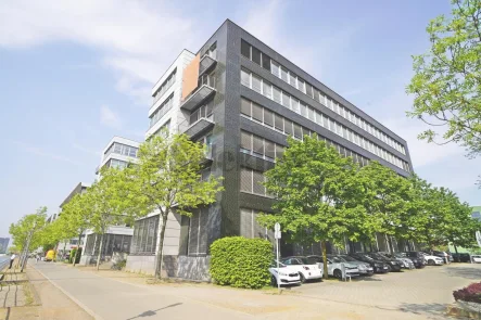 Aussenansicht von der Promenade - Büro/Praxis mieten in Duisburg - Repräsentative Büroflächen - Direkt am Wasser im Duisburger-Innenhafen!