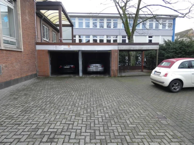 Parkplatz mit Garagen