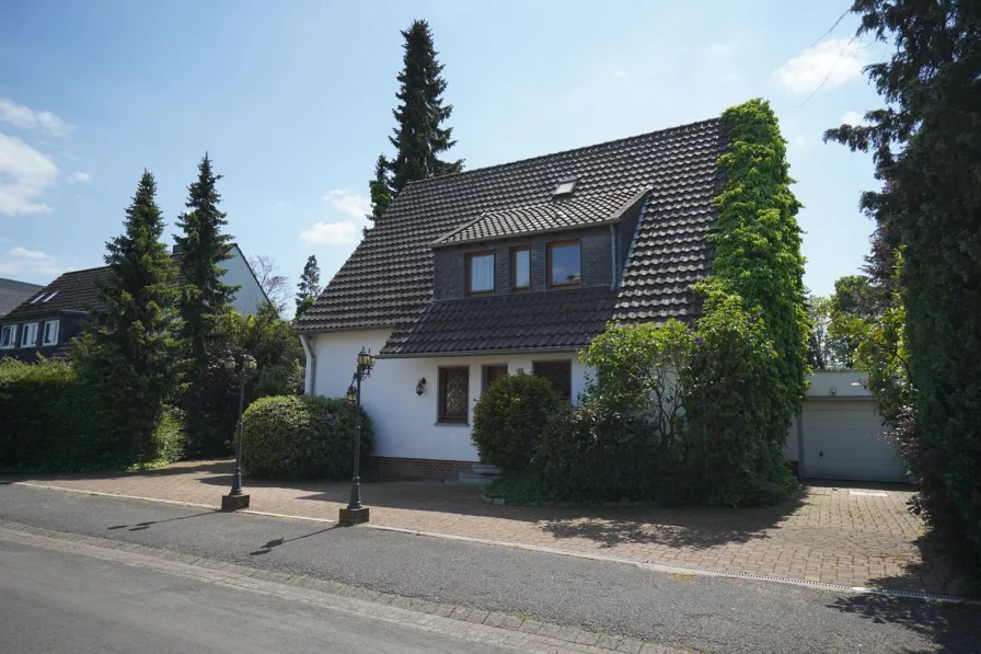 Blick auf das Haus mit Garage