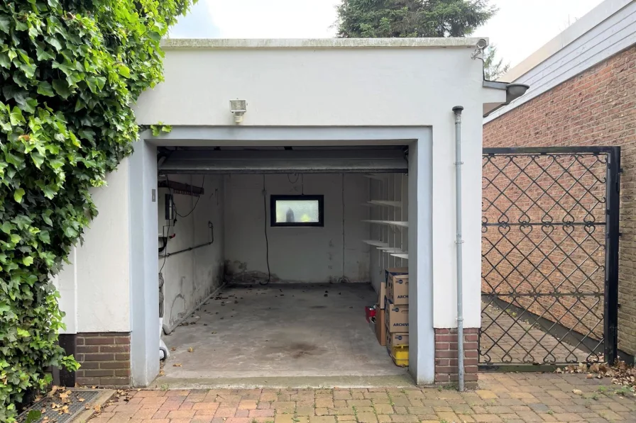 Garage und Gartentor