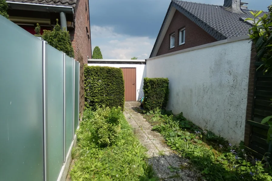 Zuwegung vom Garten zur Garage