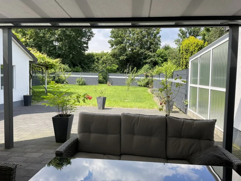 Terrasse mit Blick in den Garten