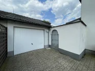 Garage und seitlicher Zugang zum Garten