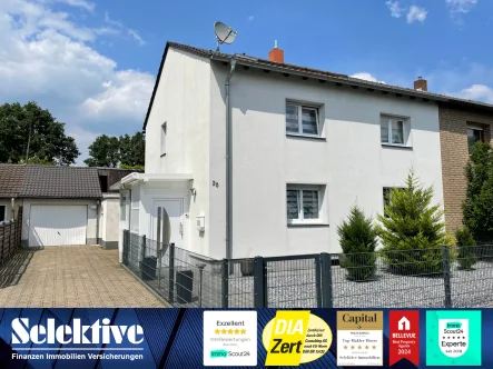 Titelbild - Haus kaufen in Moers - Ihr modernisiertes Familienparadies! - Einfamilienhaus mit großem Garten, Garage und Terrasse