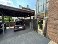 Carport mit Zugang zum Garten