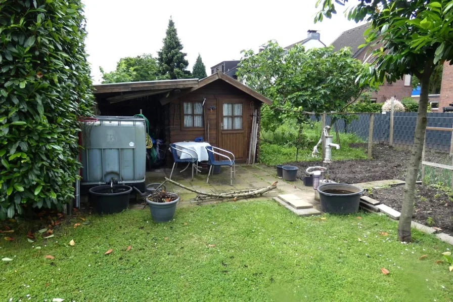 Garten mit Wassertank und Brunnen