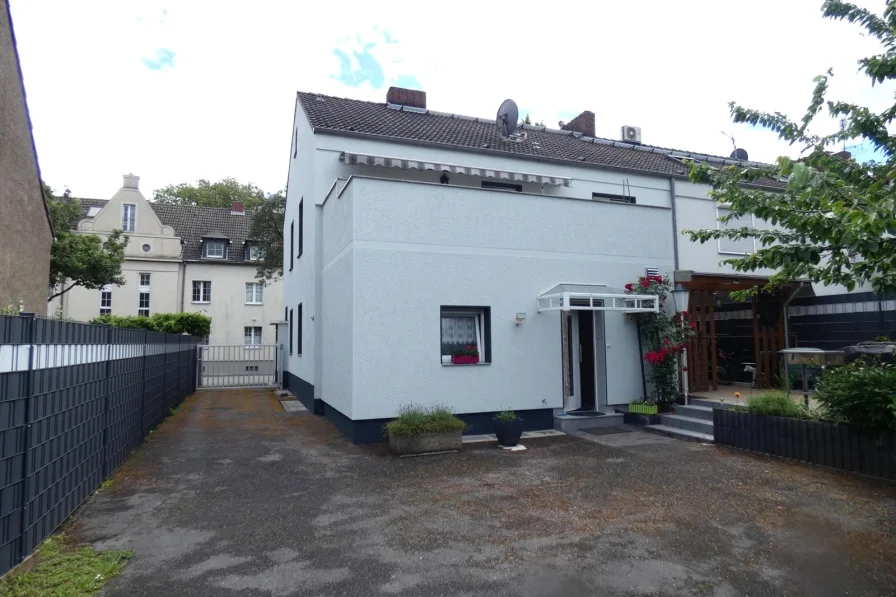 Rückansicht mit Gartenausgang und Terrasse