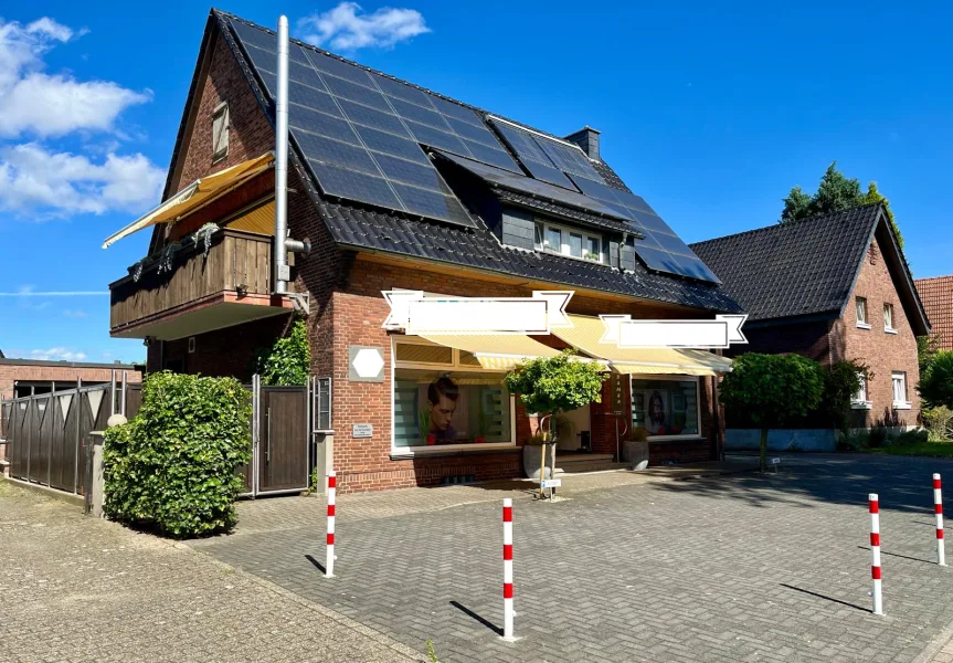 Haus mit Parkplätzen