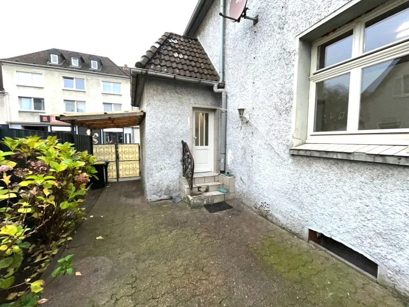 Terrasse mit Zugang aus Küche und von der Straße zum überdachten Außenbereich und Terrasse