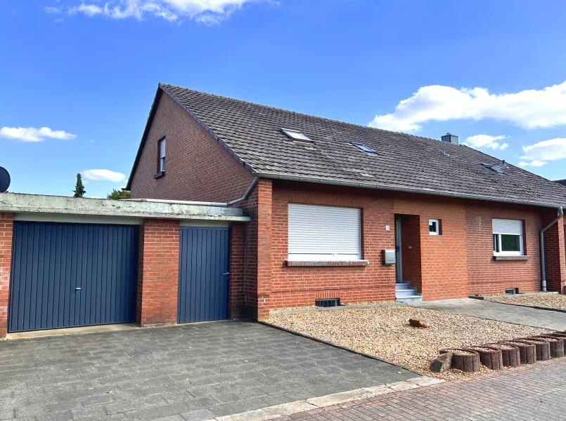 Front2.jpg - Haus kaufen in Elsdorf - Elsdorf - Gemütliche DHH mit großem Garten und viel Potential