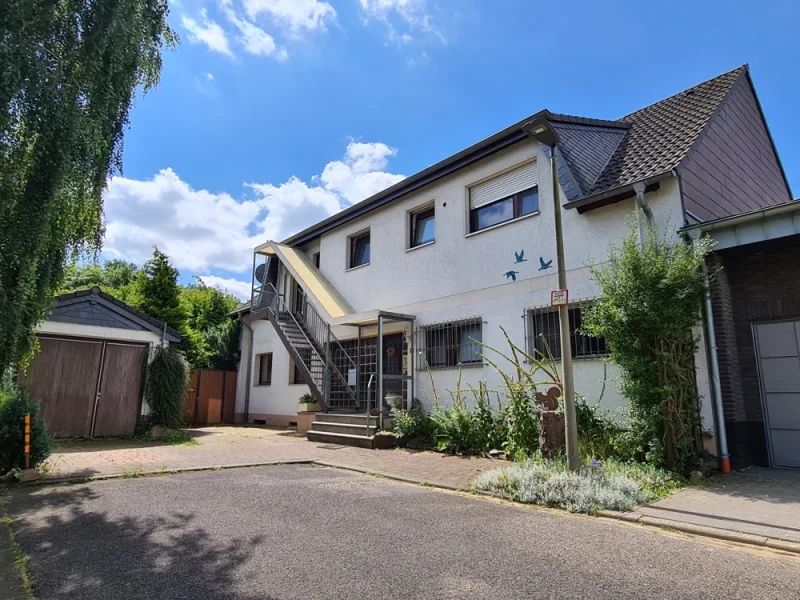 Frontansicht  - Haus kaufen in Bergheim - Zweifamilienhaus mit Garage