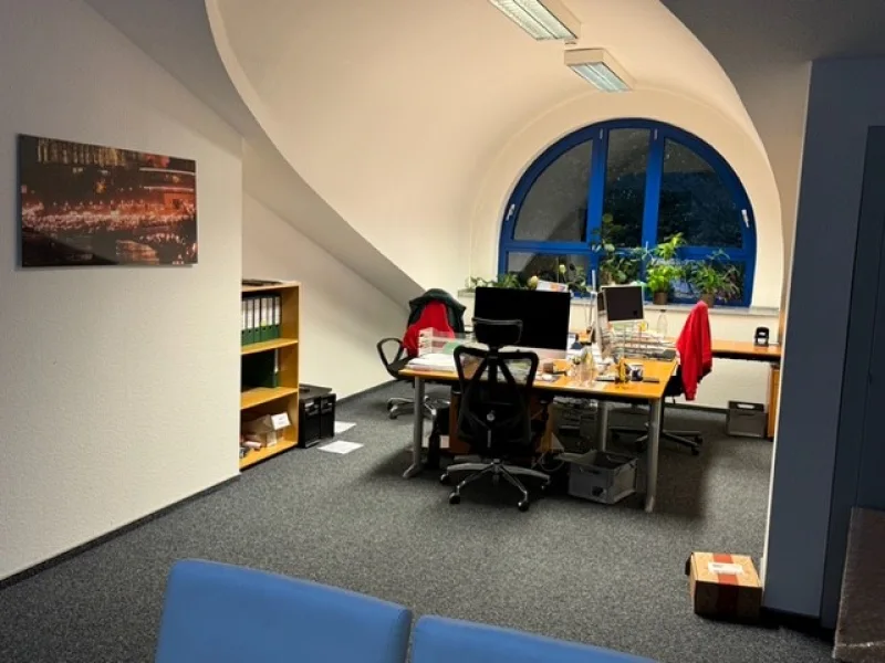 Bild1 - Büro/Praxis mieten in Leverkusen-Opladen - Provisionfrei: Gemütliche Bürofläche auf eigener Etage!