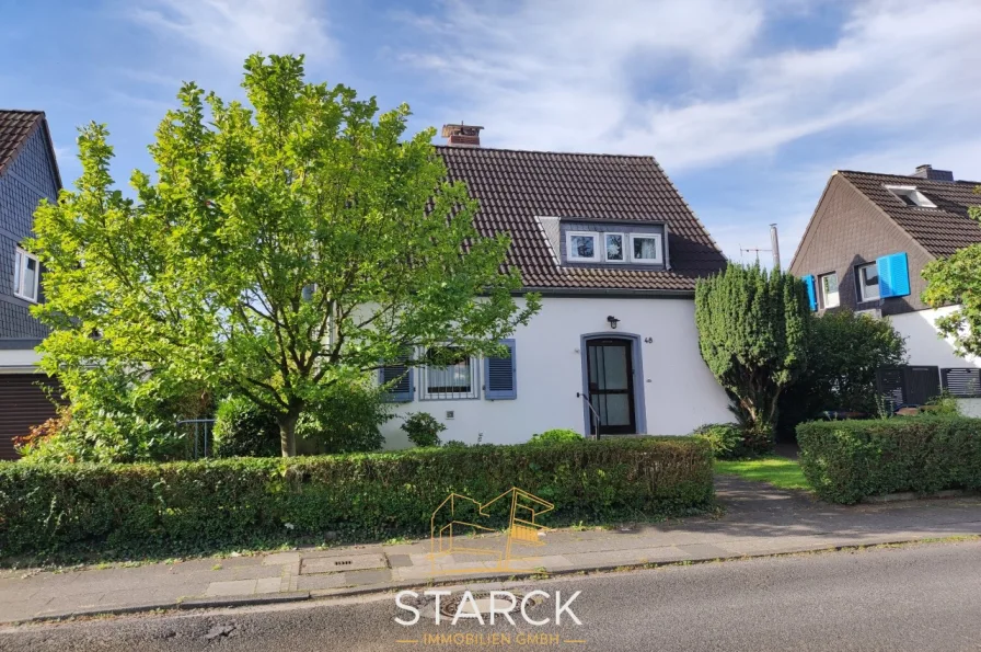 Außenansicht Straße 1 - Haus kaufen in Köln - Einfamilienhaus mit viel Platz für die Familie in beliebter Wohnsiedlung in Köln-Ostheim.