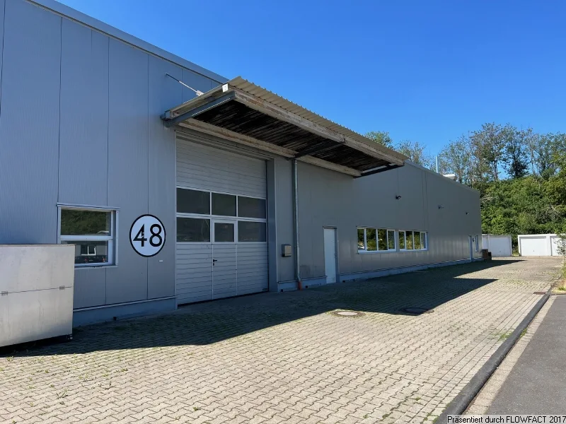 Außenansicht - Halle/Lager/Produktion kaufen in Wipperfürth - Moderne Produktionshalle mit eigener PV Anlage im Industriegebiet
